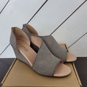 NEW Journee Collection Aretha Grey Distressed Womens 9.5 Peep Toe Wedge Sandals